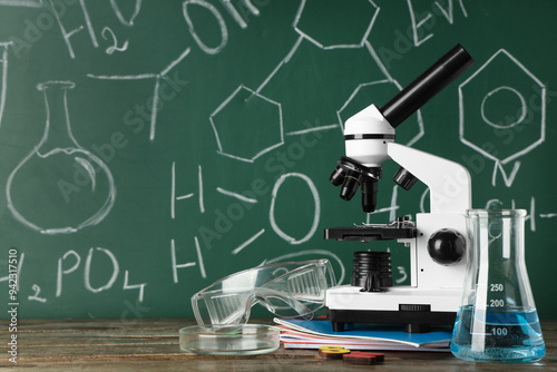 Modern microscope, petri di...