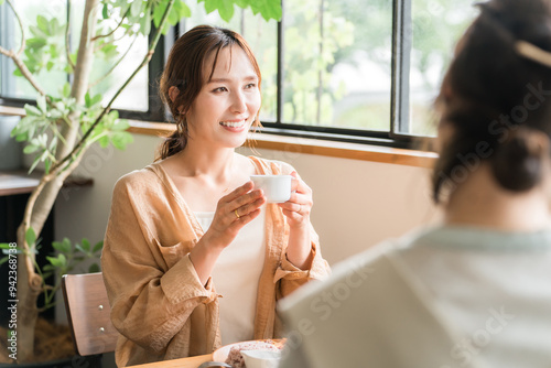 女友達・ママ友と美味しいランチを食べる女性（女子会）
 photo