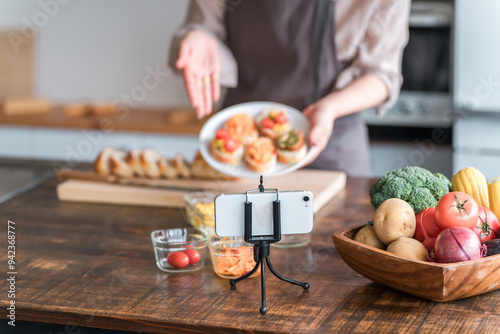 Tableau sur toile スマホでオンライン料理教室を配信する料理教室の講師の女性