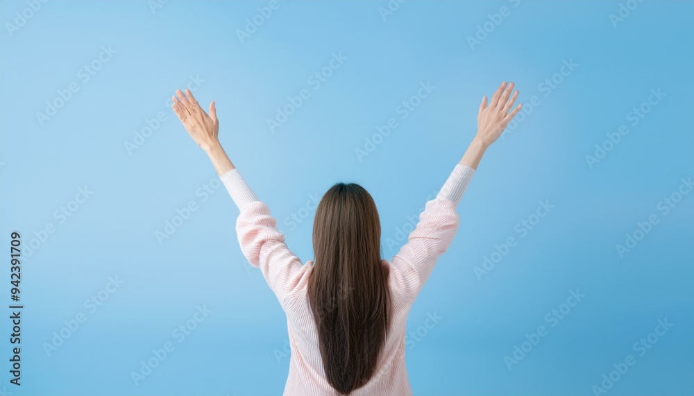 양손을 번쩍 들고 기뻐하는 사람 양손을 번쩍 들고 기뻐하는 사람