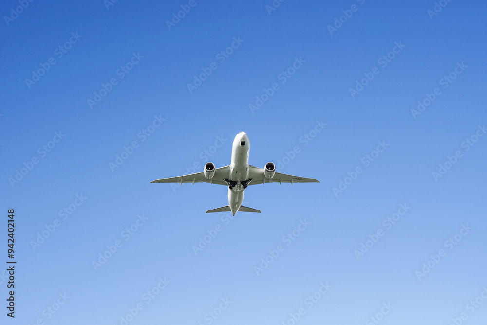 真上を飛ぶ飛行機 真上を飛ぶ飛行機
