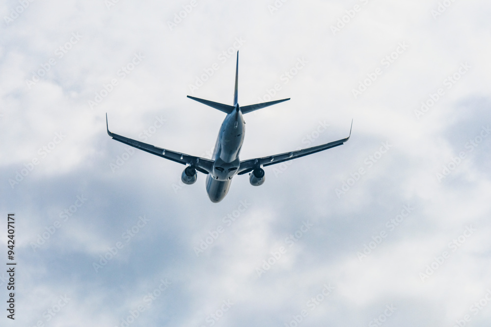 Fototapeta premium 空を飛ぶ飛行機
