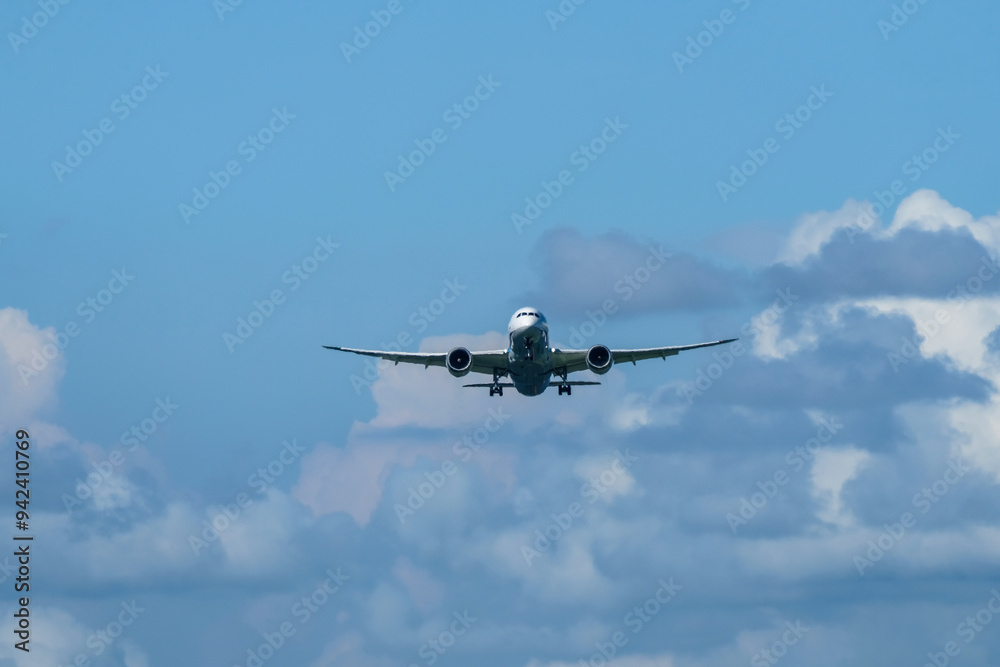 空を飛ぶ飛行機 空を飛ぶ飛行機