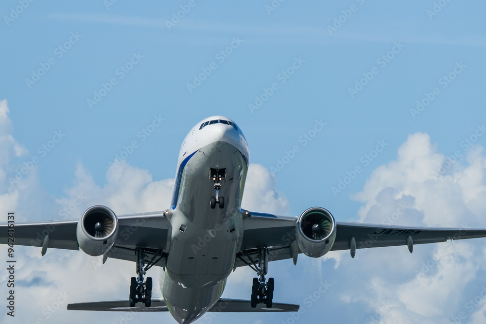 Fototapeta premium 離陸する飛行機