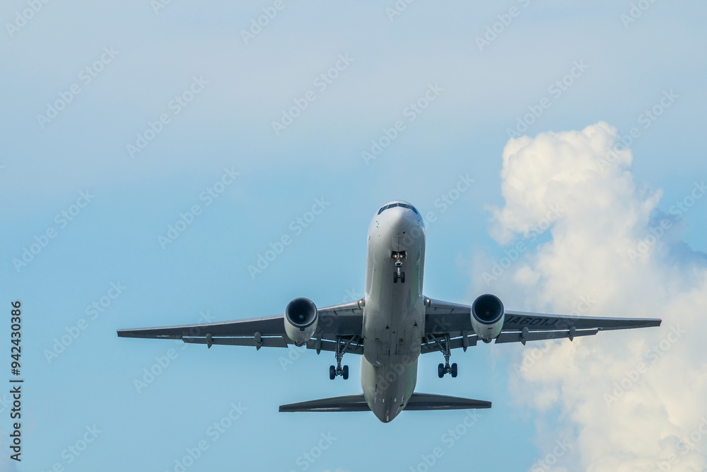 Fototapeta premium 離陸する飛行機