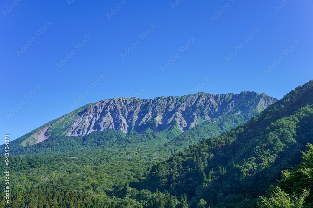 青空バックに見る新緑に囲まれた大山南壁の情景 青空バックに見る新緑に囲まれた大山南壁の情景
