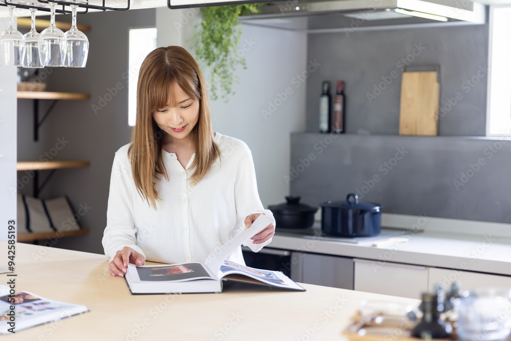 キッチンで本を読む女性 kitchen キッチンで本を読む女性 kitchen