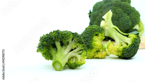 Fotografie Multiple broccoli florets falling or floating in mid-air, creating a dynamic and