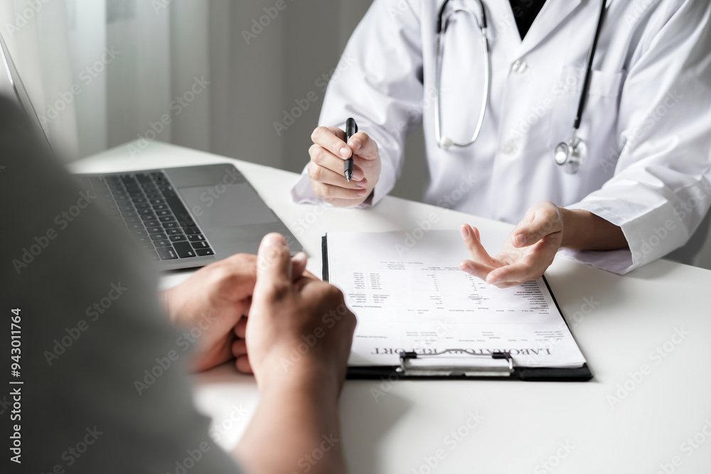 Female doctors who treat patients make an appointment to listen to the results after a physical examination and explain medical information and diagnose the disease. Medical concepts and good health Female doctors who treat patients make an appointment to listen to the results after a physical examination and explain medical information and diagnose the disease. Medical concepts and good health
