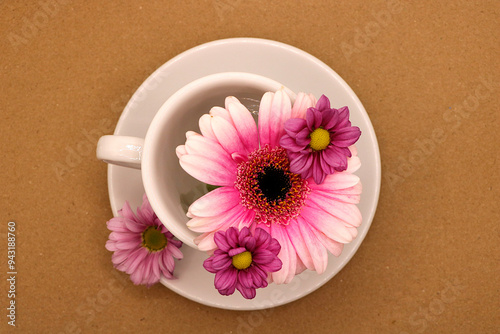 de magnifique fleur avec une tasse