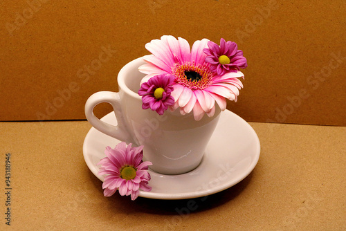 de magnifique fleur avec une tasse
