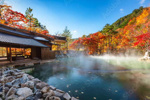 紅葉に染まる温泉 photo