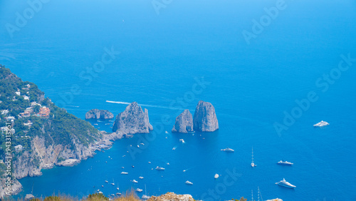 ncanto de Capri: Un viaje entre el mar azul y la majestuosidad de los Farallones