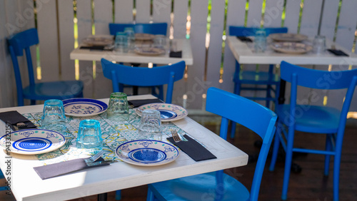 mesa decorada con platos muy coloridos ,