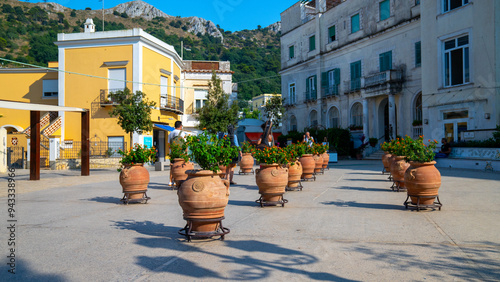 Capri, Italia, Los establecimiento balnearios y puerto de Marina Grande.