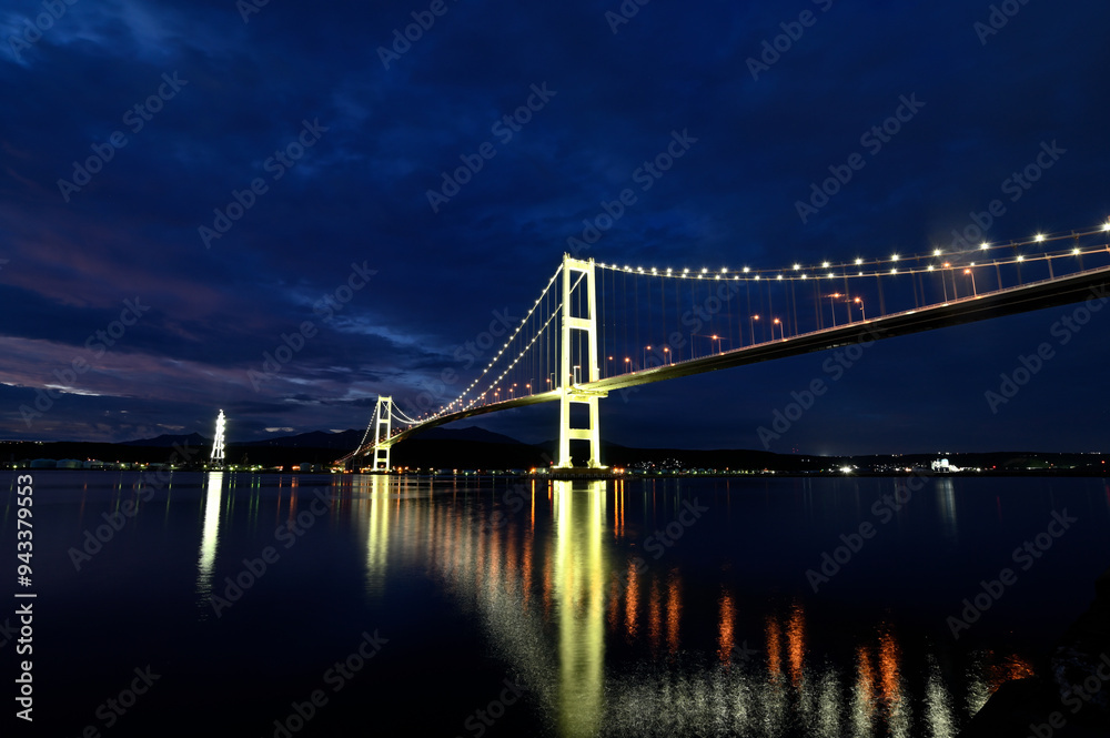 Fototapeta premium 白鳥大橋 夜景