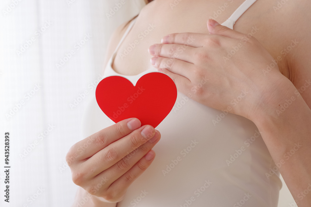 胸の前でハートのオブジェを持つ女性 胸の前でハートのオブジェを持つ女性