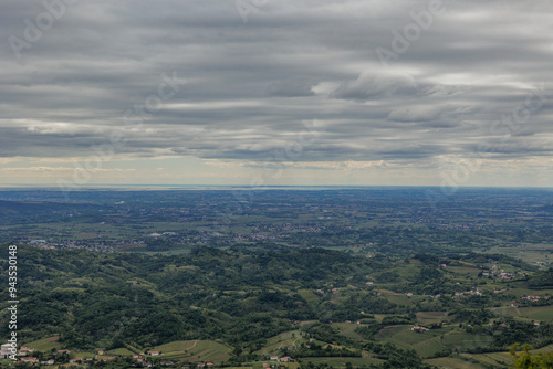 vista dettagliata della vasta area di pianura nell'Italia nord orientale fino al mare Adriatico, nella regione Friuli Venezia Giulia, di pomeriggio, in primavera, sotto un cielo coperto dalle nuvole