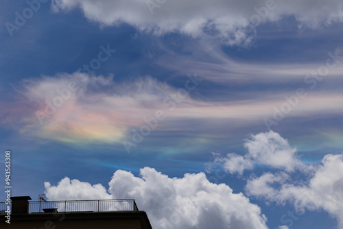 vista dettagliata di alcune nuvole iridescenti nel cielo, dai vari colori accesi, di giorno photo