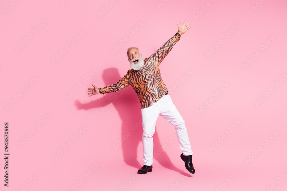 Φωτογραφία Photo of amazed excited old man dance with raised hands wear glamour outfit isol