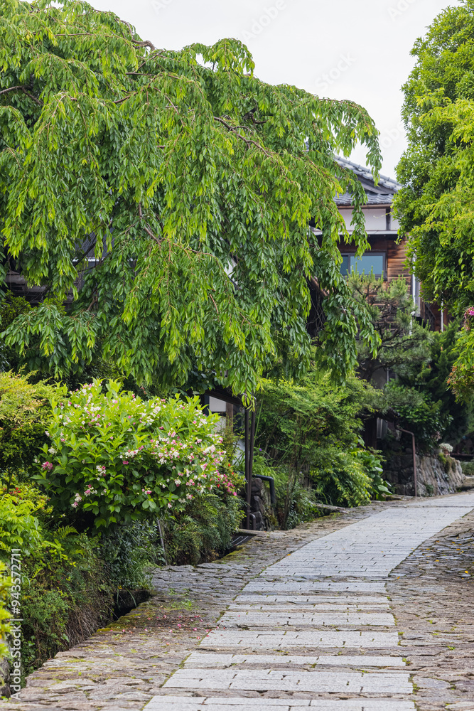 日本 岐阜県中津川市にある中山道の宿馬町、馬籠宿の石畳の坂道と町並み 日本 岐阜県中津川市にある中山道の宿馬町、馬籠宿の石畳の坂道と町並み