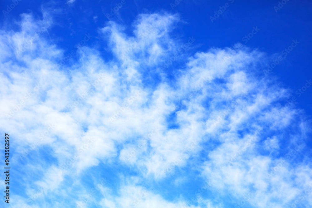 青空とふわふわの白い雲 青空とふわふわの白い雲