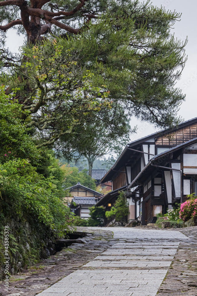 日本 岐阜県中津川市にある中山道の宿馬町、馬籠宿の石畳の坂道と町並み 日本 岐阜県中津川市にある中山道の宿馬町、馬籠宿の石畳の坂道と町並み