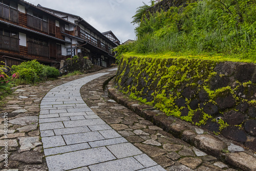 日本 岐阜県中津川市にある中山道の宿馬町、馬籠宿の石畳の坂道と家並み