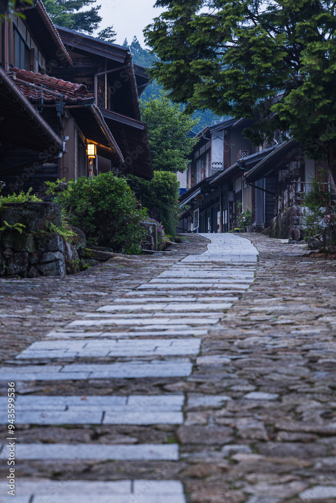 日本 岐阜県中津川市にある中山道の宿馬町、馬籠宿の石畳の坂道と夕暮れ時の町並み 日本 岐阜県中津川市にある中山道の宿馬町、馬籠宿の石畳の坂道と夕暮れ時の町並み