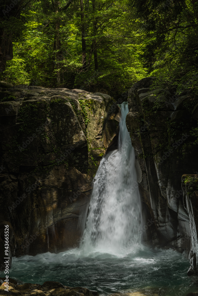 Naklejka premium 日本 岐阜県中津川市の夕森公園にある竜神の滝