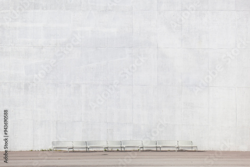 Leere hellgraue Betonwand.
Riesige Betonwand mit leerer Sitzbank.
Empty light gray concrete wall.
Huge concrete wall with empty bench.