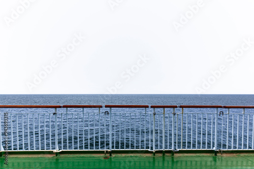 Maritimer Hintergrund. Schiffsreling oder Bootsreling mit Wasser im Hintergrund. Maritime background. Ship railing or boat railing with water in the background.