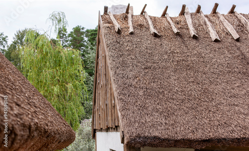 Traditionelles Schilfdach. Naturdach Gebäude mit Schilf.
Traditional thatched roof. Natural roof building with reeds.