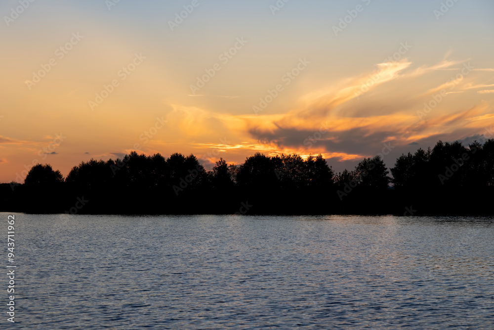 Naklejka premium beautiful bright sunset on the lake in the summer