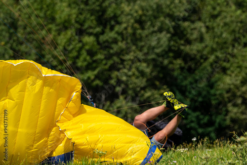 Crash on takeoff. The paraglider falls as it is about to take off. Challenging takeoff due to strong winds.
