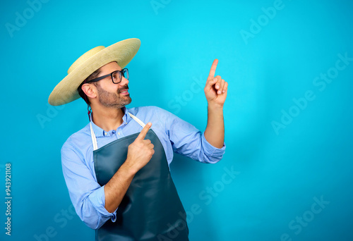 Hombre con sombrero tradicional Chupalla indicando o apuntando con el dedo al espacio de copia, concepto de celebración de fiestas patrias Chile photo