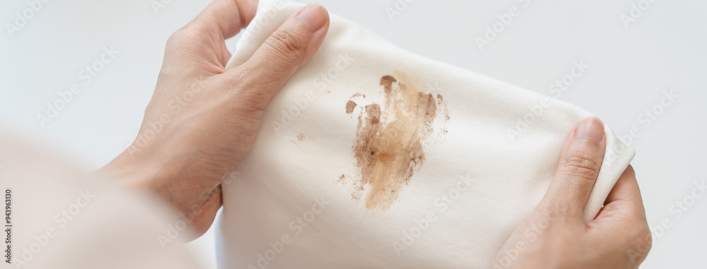 Naklejka premium dirty food mark on clothes, Close-up food stain dirt on the shirt prepare cleaning mark removal before laundry.
