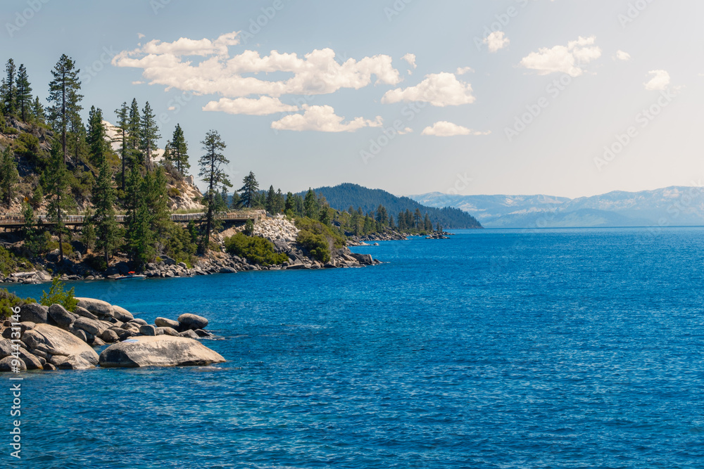 Naklejka premium Lake Tahoe – malerische Landschaft am kristallklaren Bergsee