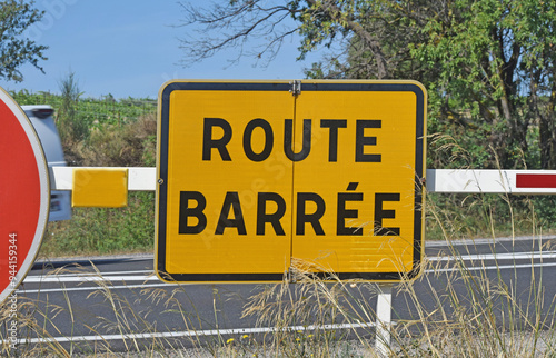 Panneau de signalisation provisoire route barrée.