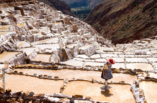 Konstfotografi Mujer trabajadora dentro de las piscinas de las salineras de Maras, Urubamba, Cusco