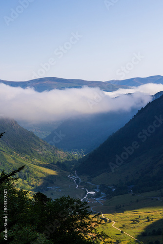 Vue sous la brume matinale sur la vallée du Neste d’Oô dans les Pyrénées à côté de Bagnères-de-Luchon