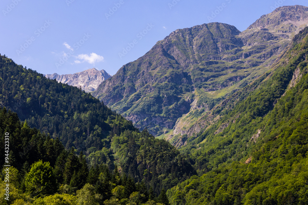 Fototapeta premium Paysage au départ du sentier de randonnée vers le Lac d’Oô dans les Pyrénées à côté de Bagnères-de-Luchon