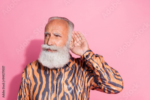 Принти на полотні Portrait of funky aged man hand ear eavesdrop tiger print shirt isolated on pink