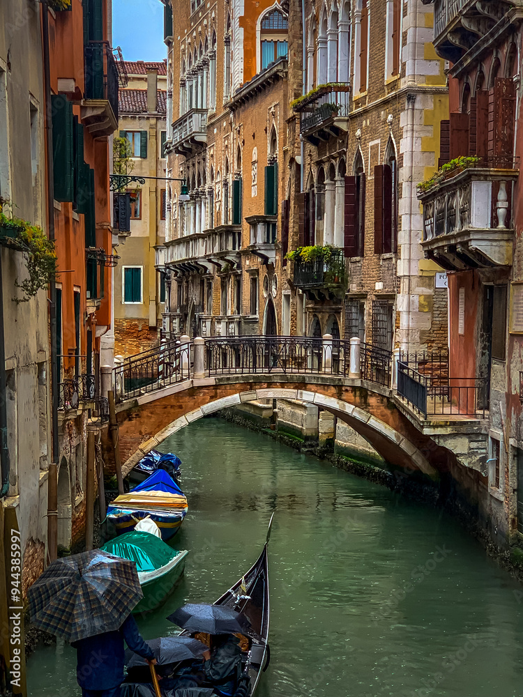 Fototapeta premium Rainy gondola ride through the Venice canals