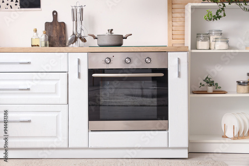 Fotografía Interior of kitchen with white counters and oven