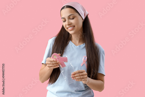Young woman bagging cookie ...