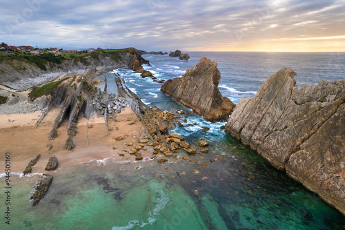 La spectaculaire Costa Quebrada en Cantabrie avec ses formations rocheuses caractéristiques. Plage de Arnìa à Santander.