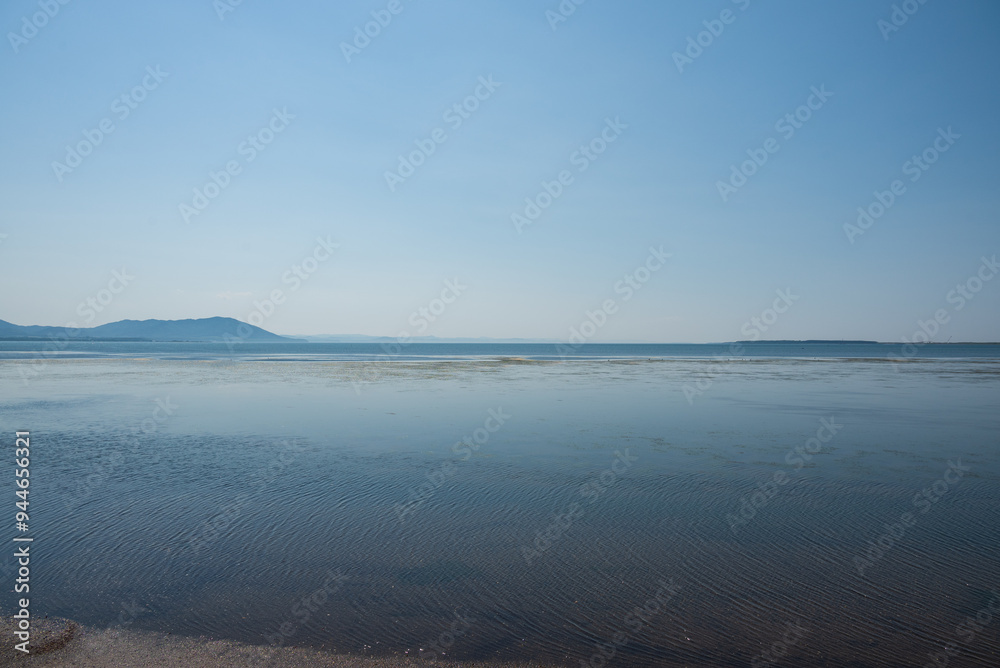 Fototapeta premium 穏やかな大きな湖の風景 遠浅で鳥たちが羽を休める