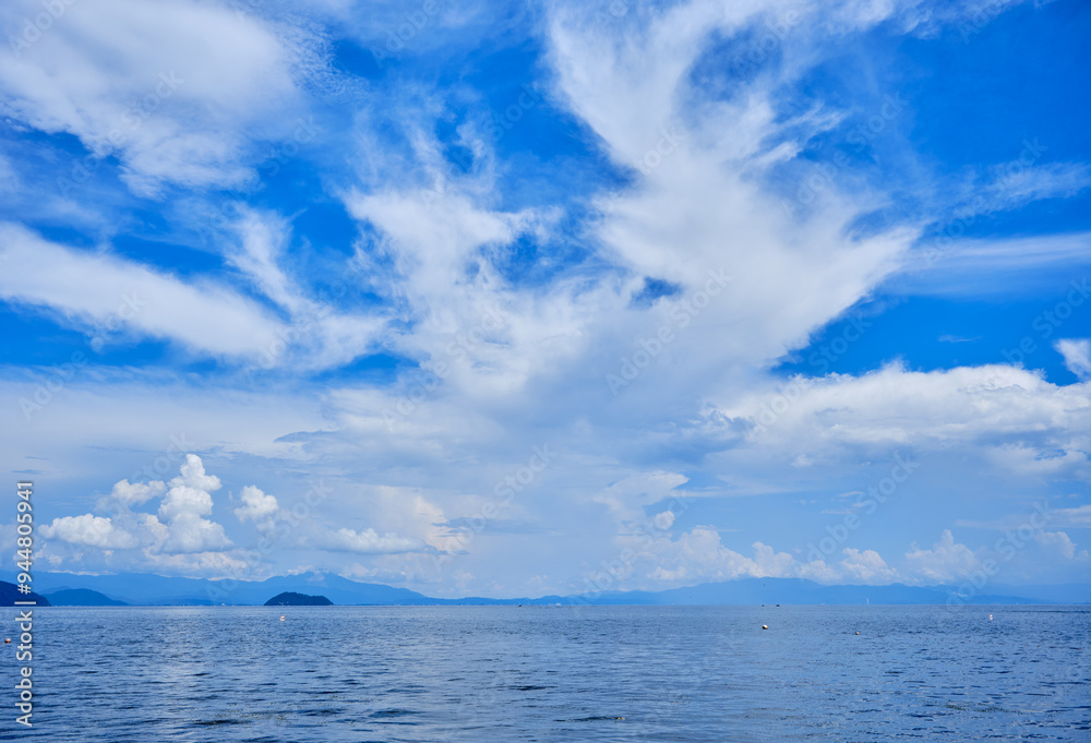 厳しい残暑の琵琶湖と青空