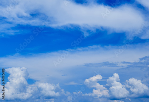 厳しい残暑の青空と雲